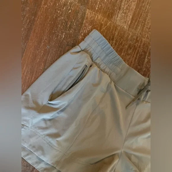 All in Motion Flex Woven Mid-Rise Shorts - 4” Inseam - Taupe - Large - Picture 5 of 8